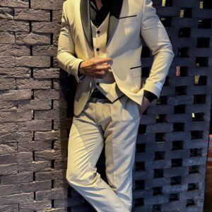 Бежевий смокінг трійка з чорними лацканами