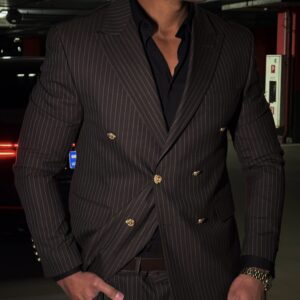 Двобортний чоловічий костюм шоколадного кольору у смужку